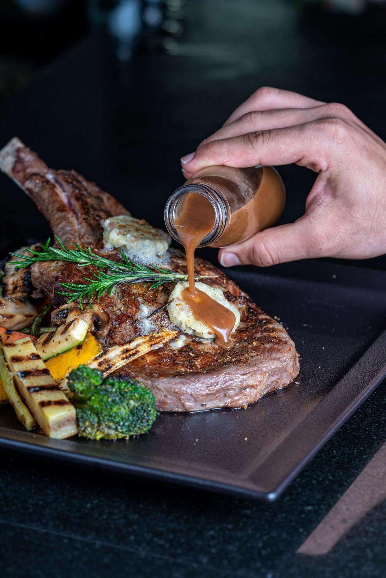 Radisson Blu Hotel & Resort, Soar Exterior foto A steak being drizzled with a sauce