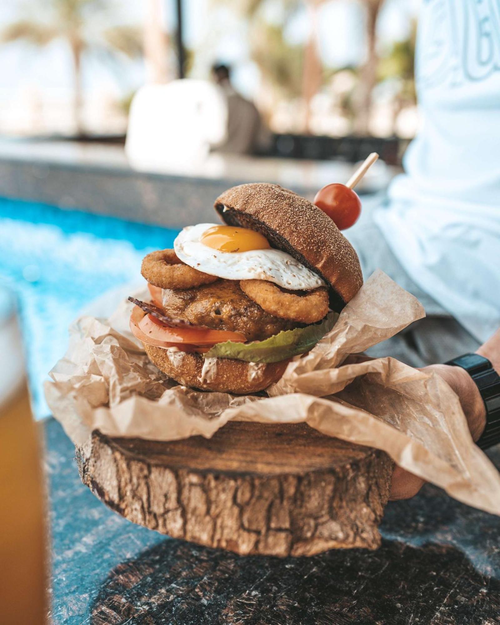Radisson Blu Hotel & Resort, Soar Exterior foto A burger with a fried egg