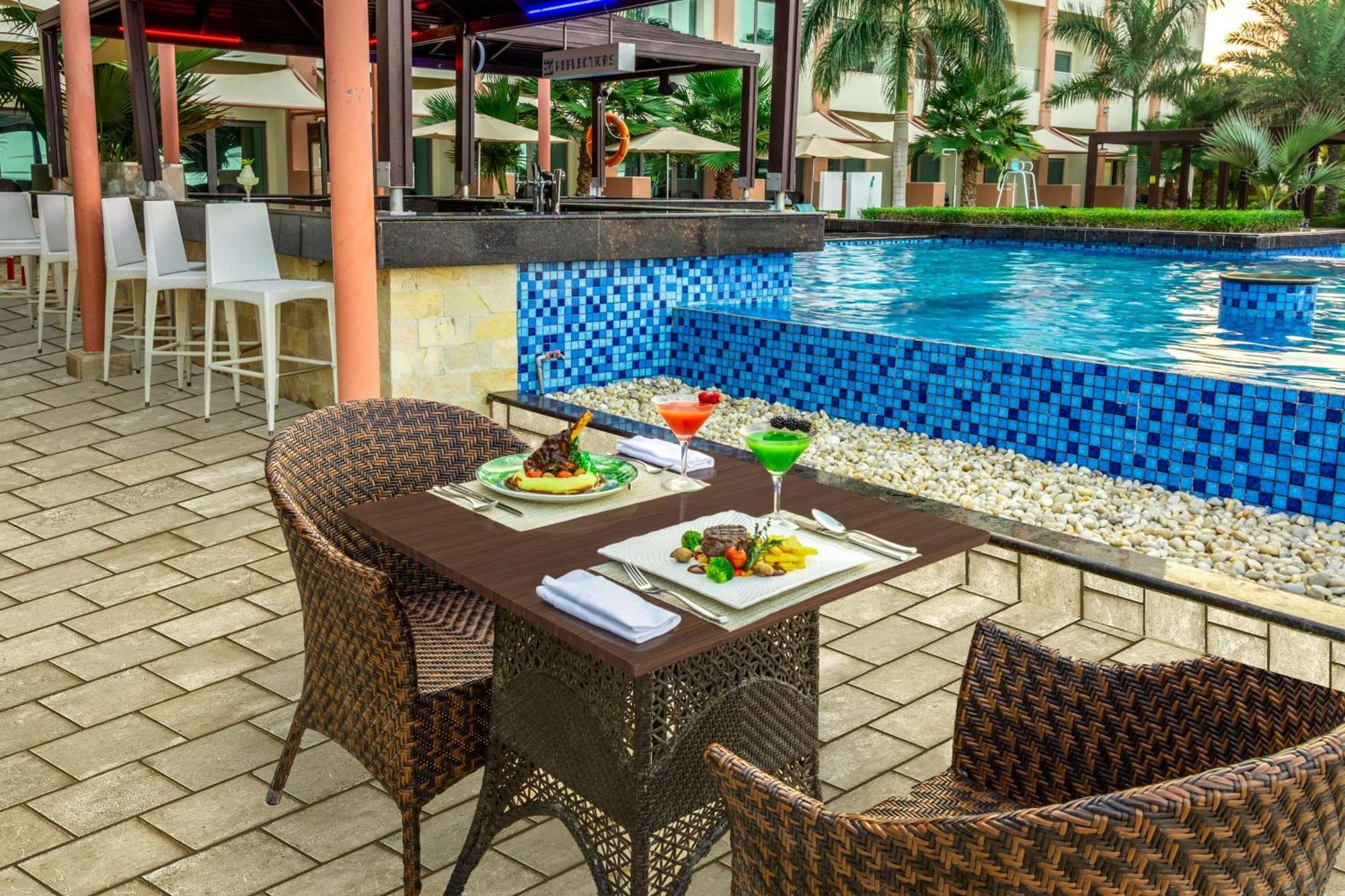 Radisson Blu Hotel & Resort, Soar Exterior foto The swimming pool at the hotel