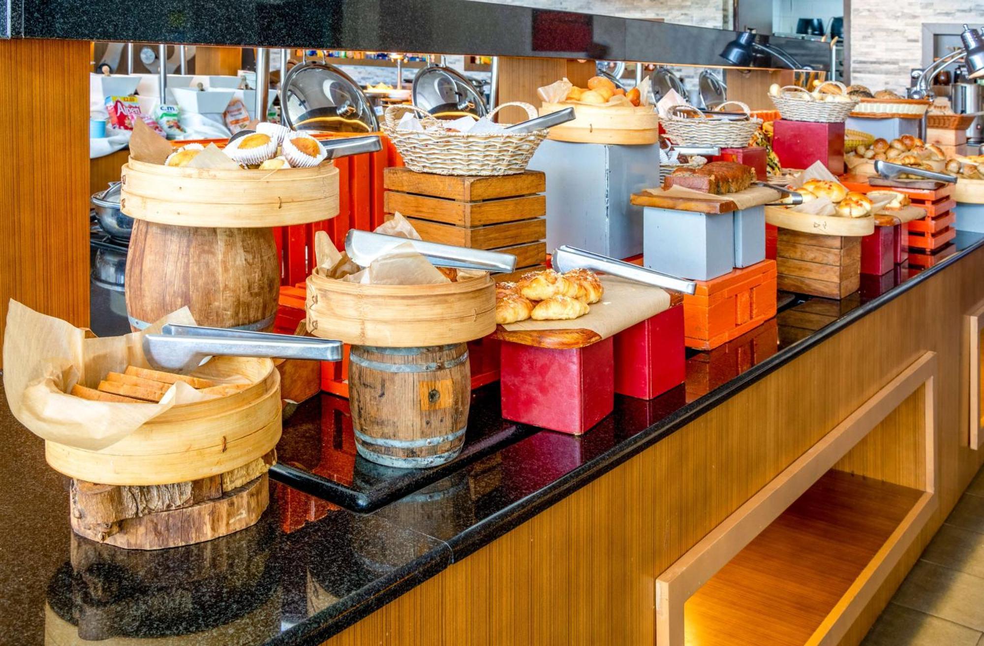 Radisson Blu Hotel & Resort, Soar Exterior foto A dim sum buffet at a hotel in Singapore