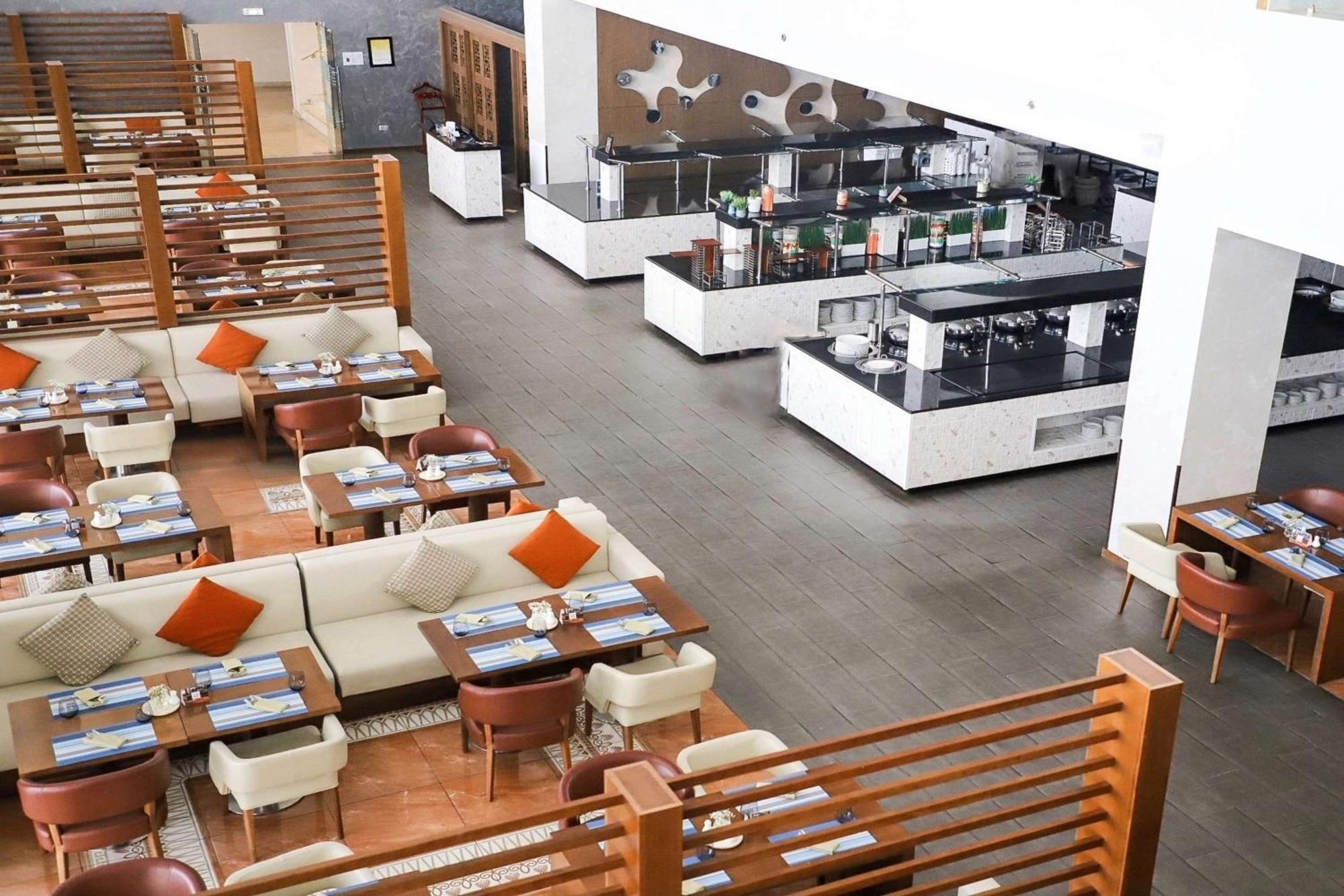 Radisson Blu Hotel & Resort, Soar Exterior foto The lounge at the airport
